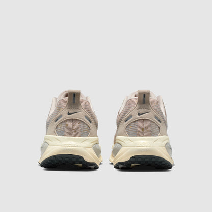 Nike Womens Vomero 18 SE
